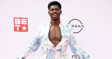 Lil Nas X criticized for kissing a male dancer on stage
