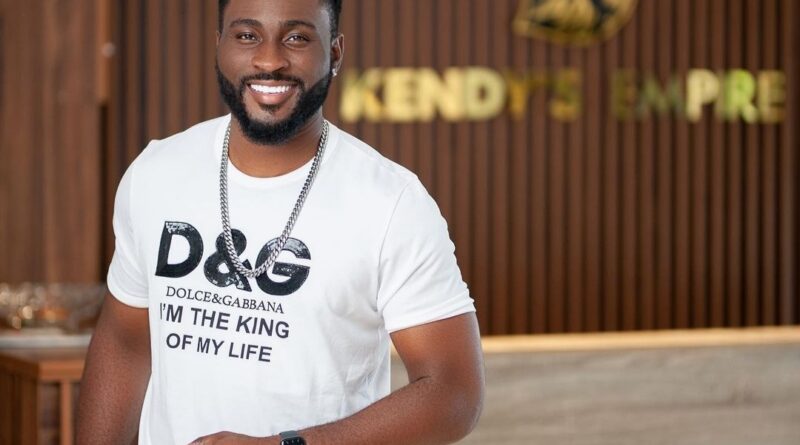 Pere Bags First Endorsement Deal