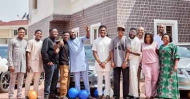 <strong>Gospel artiste, Moses Bliss gifts his three signees new cars </strong>
