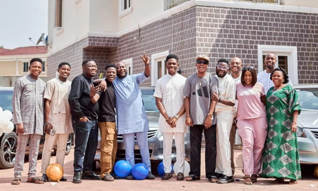 <strong>Gospel artiste, Moses Bliss gifts his three signees new cars </strong>