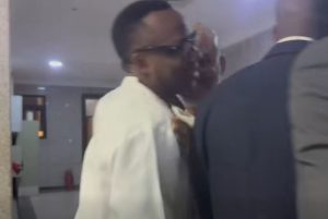 moment-sowore-met-with-nnamdi-kanu-at-abuja-court-(video)