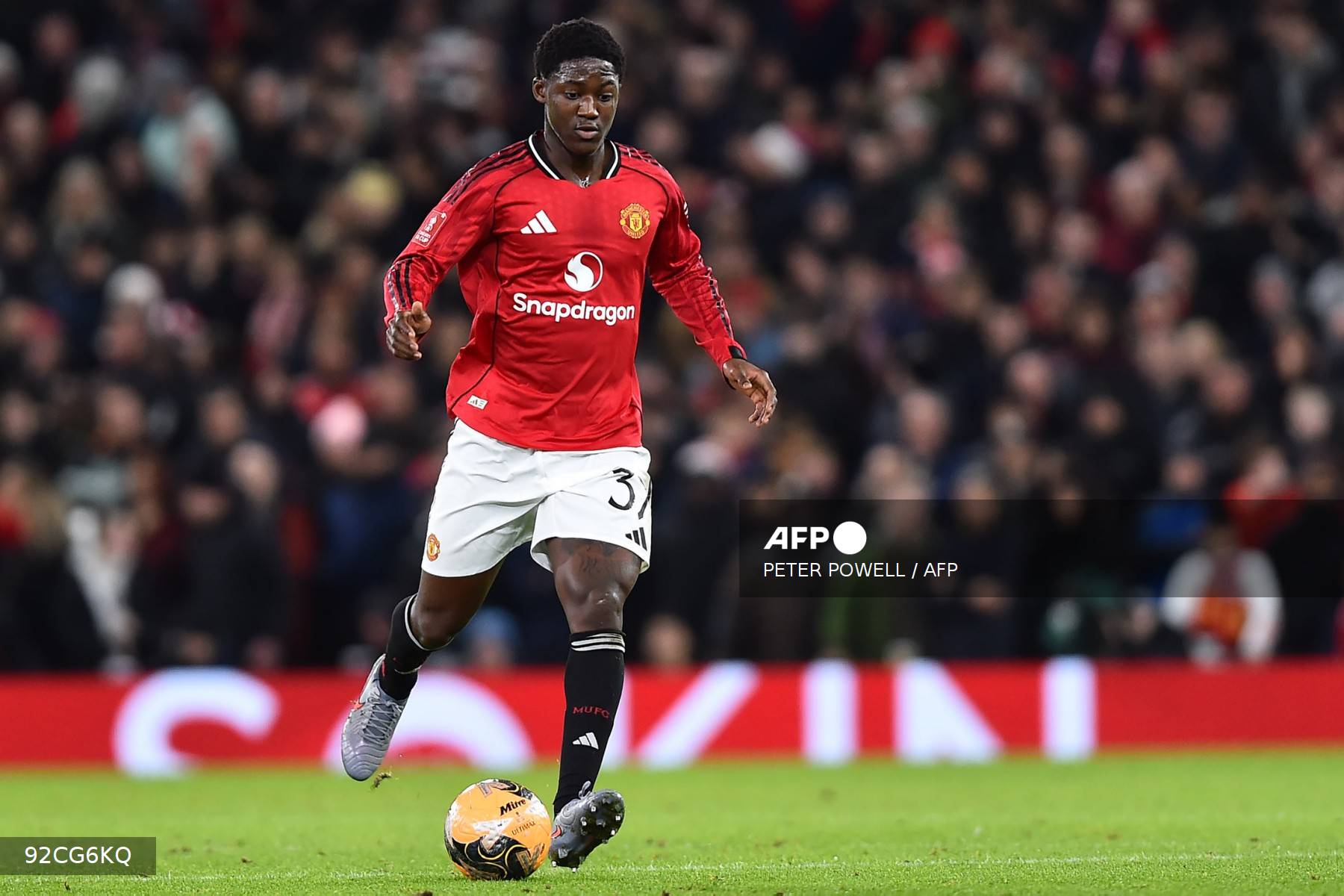 Manchester United's English midfielder #37 Kobbie Mainoo runs with the ball during the English FA Cup third round football match between Manchester United and Brighton and Hove Albion at Old Trafford Stadium in Manchester, north west England, on January 11, 2026. (Photo by PETER POWELL / AFP) / RESTRICTED TO EDITORIAL USE. NO USE WITH UNAUTHORIZED AUDIO, VIDEO, DATA, FIXTURE LISTS, CLUB/LEAGUE LOGOS OR 'LIVE' SERVICES. ONLINE IN-MATCH USE LIMITED TO 120 IMAGES. AN ADDITIONAL 40 IMAGES MAY BE USED IN EXTRA TIME. NO VIDEO EMULATION. SOCIAL MEDIA IN-MATCH USE LIMITED TO 120 IMAGES. AN ADDITIONAL 40 IMAGES MAY BE USED IN EXTRA TIME. NO USE IN BETTING PUBLICATIONS, GAMES OR SINGLE CLUB/LEAGUE/PLAYER PUBLICATIONS. /