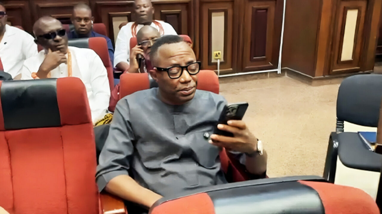 “DSS Blocked Us!” — Chaos Errupts in Abuja Court Over Sowore’s Legal Team (Video)